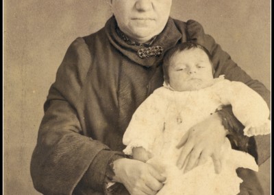 José María Usandizaga en brazos de su abuela Dña. Josefa Bolla de Soraluce