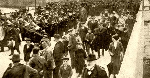 La Banda acompaña a la comitiva. Revista Novedades, 1913-04-27